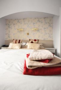 本泰兰Burntisland Sands Hotel的卧室配有白色床和毛巾