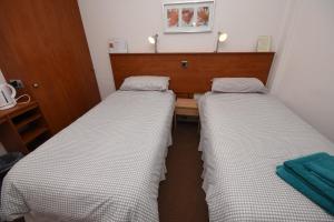 Burntisland Sands Hotel客房内的一张或多张床位