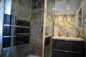 亚斯沃Sepia Restauracja & Noclegi的带淋浴和盥洗盆的浴室