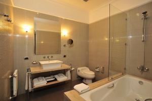 瓦尔帕莱索卡萨伊格拉斯酒店的带浴缸、卫生间和盥洗盆的浴室