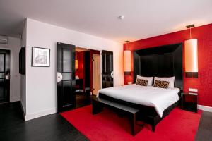 马斯特里赫特Le Theatre的一间卧室设有一张红色墙壁的大床