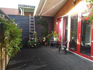 马斯劳斯B&B 16C Maassluis NL的庭院配有桌椅和植物