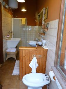 亚历山德里亚B&B Casa Manuelli的浴室配有盥洗盆、卫生间和盥洗盆。
