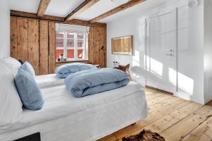 克里斯蒂安桑Boen Gård的一间卧室配有两张带蓝色枕头的床