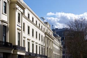 伦敦The Z Hotel Trafalgar的一条城市街道上的一排白色建筑