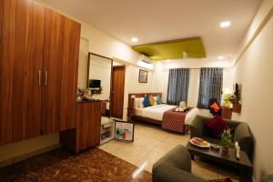 德瓦纳哈利-班加罗尔Silicon Inn Hotel Bangalore Airport的酒店客房设有床和客厅。