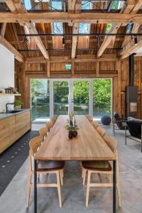 克里斯蒂安桑Boen Gård的用餐室配有大型木桌和椅子