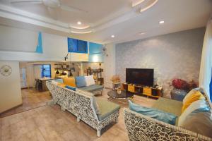 华欣Blu Beach Haven的带沙发和平面电视的客厅