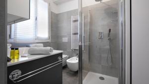 摩德纳Maisonette Modena Park的带淋浴、卫生间和盥洗盆的浴室