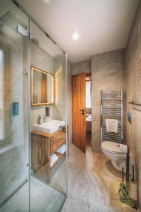 迪马诺卡多林纳Apartment Claudie de Luxe的一间带水槽和卫生间的浴室