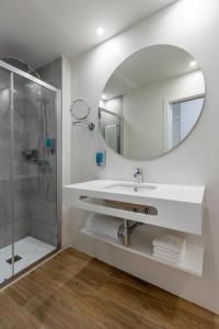 阿利坎特Tandem Portal De Elche的一间带水槽和镜子的浴室