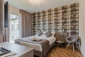 卡内利L'aja della Mirusina - Piedmont Resort Monferrato Langhe的一间卧室配有一张床和一张架子的墙壁