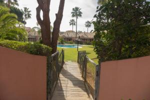 奇克拉纳－德拉弗龙特拉Apartamento Pink Mariposas的通往带游泳池的庭院的大门