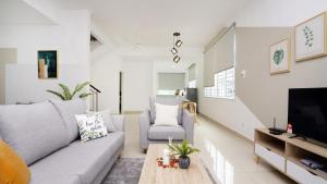 迪沙鲁Desaru Minimalism Muji Style by Joyfully 35M7的带沙发和电视的客厅