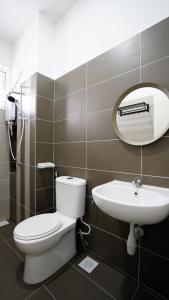 迪沙鲁Desaru Minimalism Muji Style by Joyfully 35M7的一间带卫生间和水槽的浴室