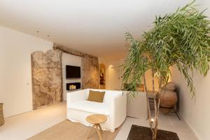 萨拉戈萨阿维尼达酒店的客厅配有白色椅子和植物