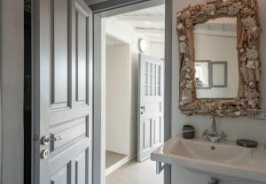 伊兹拉Four Seasons Hydra Luxury Suites的一间带水槽和镜子的浴室
