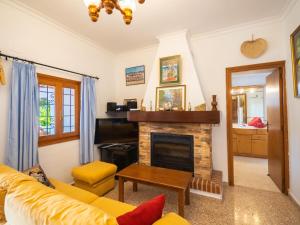 圣卡洛斯托尼马里别墅的客厅设有壁炉和黄色沙发。