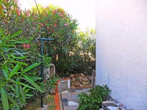 莱斯卡拉Holiday Home Josiane by Interhome的一座花园,旁边是粉红色的花卉和植物