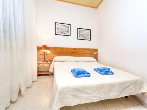 La Vall de Santa CreuApartment La Rectoria II by Interhome的一间卧室配有一张带2条蓝色毛巾的床