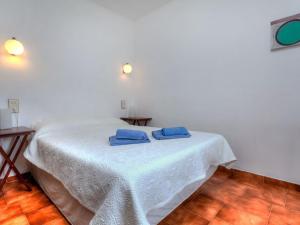 兰卡Apartment Sant Carles by Interhome的白色的客房设有一张桌子,上面有蓝色的毛巾