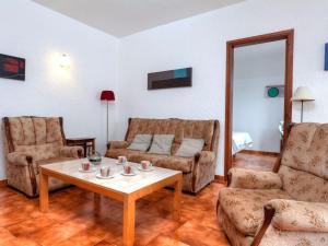 兰卡Apartment Sant Carles by Interhome的客厅配有桌子和两把椅子