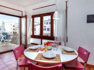 兰卡Apartment Sant Carles by Interhome的一间带桌椅和窗户的用餐室