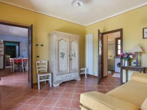 莫拉扎纳Holiday Home Del Regolo by Interhome的带沙发和橱柜的客厅