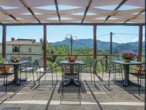 莫拉扎纳Holiday Home Del Regolo by Interhome的山景庭院,配有桌椅