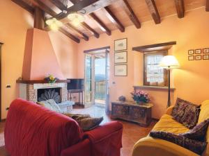 莫拉扎纳Holiday Home Del Regolo by Interhome的带沙发和壁炉的客厅