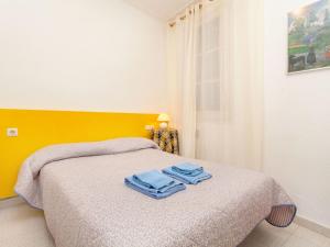 La Vall de Santa CreuApartment La Rectoria by Interhome的一间卧室配有一张带2条蓝色毛巾的床