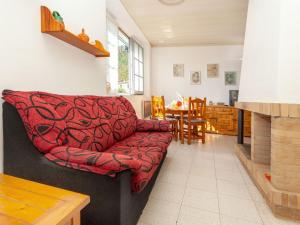 La Vall de Santa CreuApartment La Rectoria by Interhome的客厅配有红色的沙发和桌子