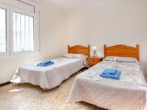 德拉塞尔瓦港Apartment Villa Cordoba-2 by Interhome的带窗户的客房内的两张床
