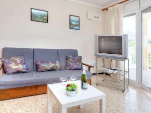 德拉塞尔瓦港Apartment Villa Cordoba-2 by Interhome的客厅配有蓝色的沙发和电视