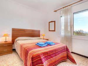 德拉塞尔瓦港Apartment Villa Cordoba-2 by Interhome的一间卧室配有一张带2条蓝色毛巾的床