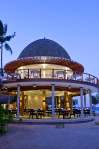 希曼杜岛马尔代夫坎德鲁度假酒店的海滩上一座带桌椅的圆形建筑