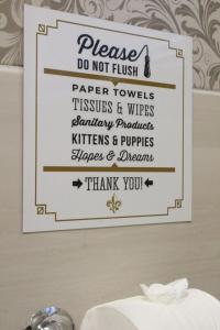 克鲁格斯多普Fleur de Lis Guesthouse的标牌,写明请不要冲洗纸毛巾组织和包