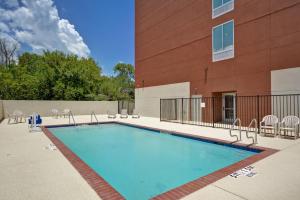 锡布鲁克Holiday Inn Express & Suites - Houston NASA - Boardwalk Area, an IHG Hotel的大楼前的游泳池