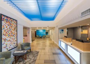 布伦特伍德Holiday Inn Express Hotel & Suites Nashville Brentwood 65S的一间医院的走廊,天花板蓝色