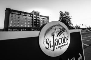 滑铁卢Staybridge Suites - Waterloo - St. Jacobs Area的大楼前的铁 ⁇ 公司标志