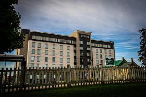 滑铁卢Staybridge Suites - Waterloo - St. Jacobs Area的前面有栅栏的建筑