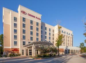 兀兰Crowne Plaza Shenandoah - The Woodlands的进入酒店入口的 ⁇ 染