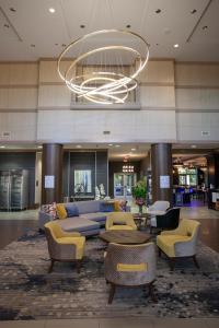 兀兰Crowne Plaza Shenandoah - The Woodlands的大堂配有沙发、椅子和吊灯