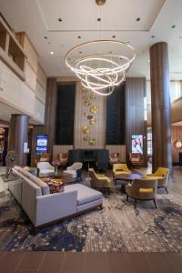 兀兰Crowne Plaza Shenandoah - The Woodlands的酒店大堂设有大吊灯