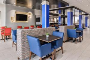 Holiday Inn Express & Suites - Kansas City - Lee's Summit, an IHG Hotel餐厅或其他用餐的地方