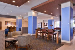 Holiday Inn Express & Suites - Mall of America - MSP Airport, an IHG Hotel酒廊或酒吧区
