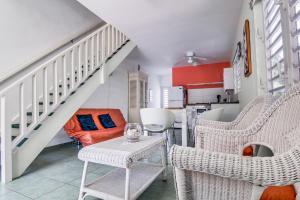 拉贡赫利玛公寓的客厅配有白色椅子和楼梯