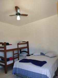奥林匹亚Vô Pedrinho的一间卧室配有两张床和吊扇