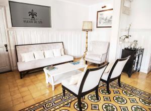 圣何塞福乐尔德里斯酒店的客厅配有沙发、椅子和桌子