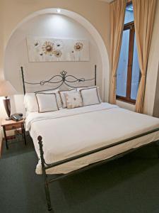 圣何塞福乐尔德里斯酒店的一间卧室配有一张带白色床单的大床